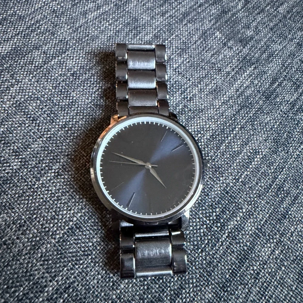 Sleek Dark Navy Face Stainless Steel Link Men's Watch